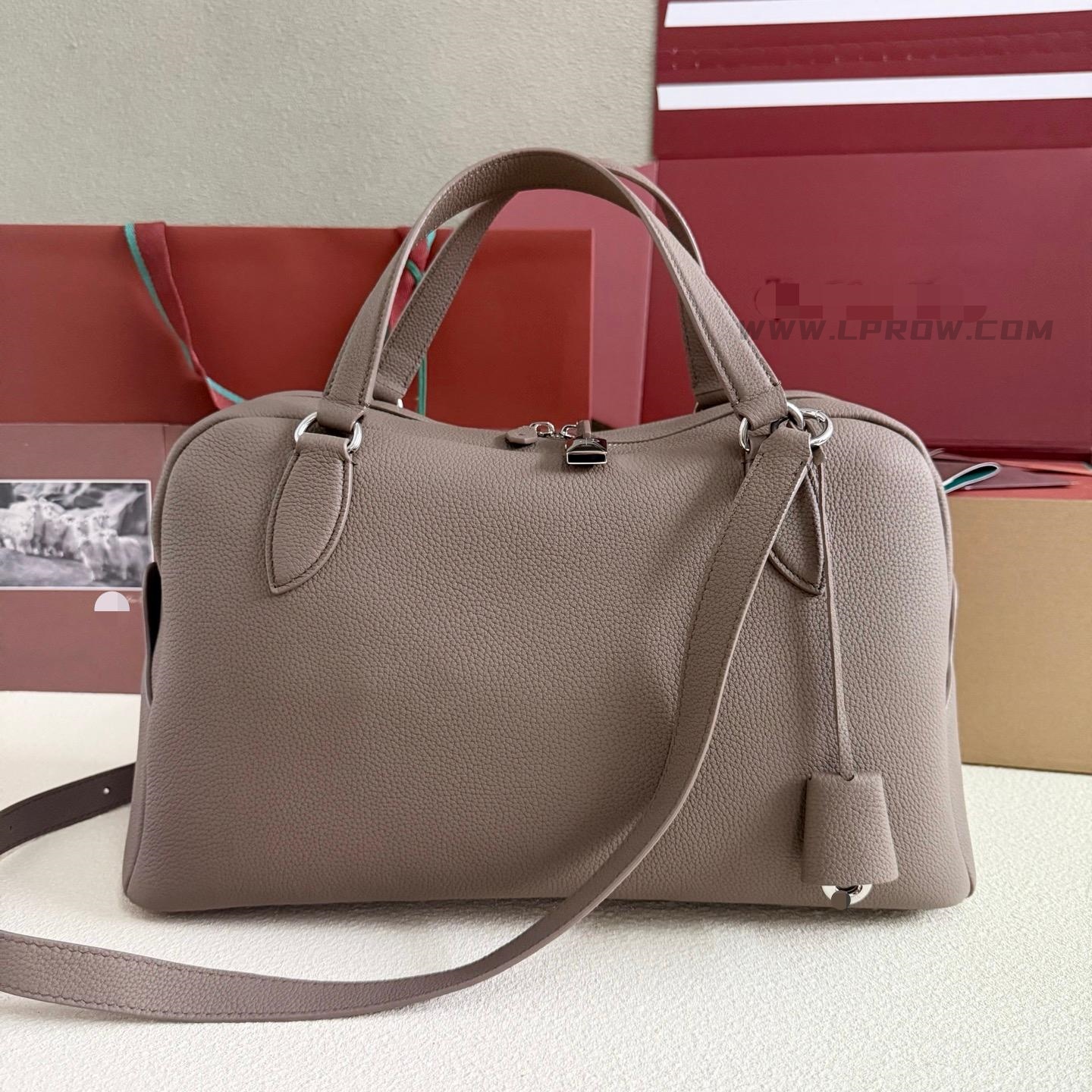 LP Needle large size warm beige briefcase